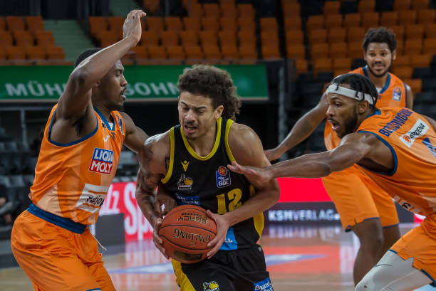 凭借稳健的 凭借稳健的